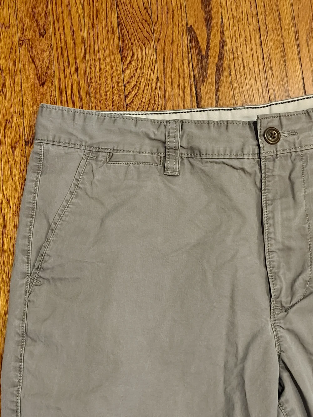 Men's Gray Flat-Front Chino Shorts